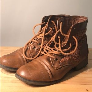 Cognac colored ankle boots with lace like pattern